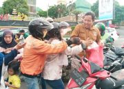 Taring Lampung Berbagi Nasi Kotak dan Takjil Gratis Berbuka Puasa di JPO Siger Milenial