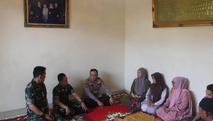 Sampaikan Bela Sungkawa Pangdam II/Swj Didampingi Danrem 043/Gatam Kunjungi Keluarga Korban