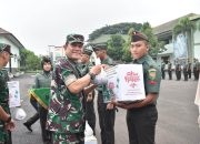 Danrem 043/Gatam Berikan Bingkisan Kepada Prajurit dan PNS
