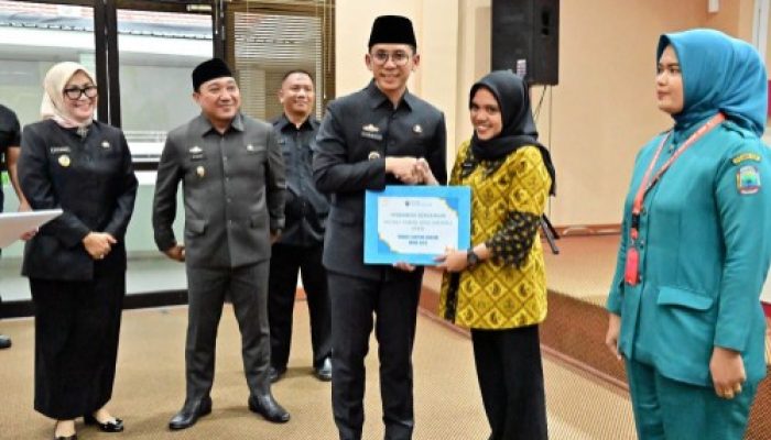 EGI-Syaiful Salurkan THR Untuk THLS Di Lampung Selatan