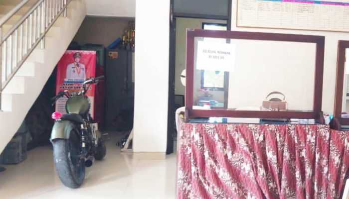 Kurang Etis, Motor Staf Kelurahan Beringin Raya Mejeng di Ruang Pelayanan