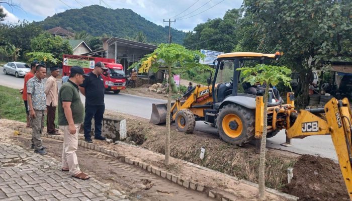 Tim Bunda Eva Lakukan Pengerukan Saluran Air di Dua Kelurahan