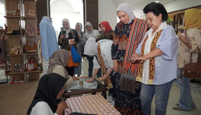 Lampung Dapat Kehormatan, Ketua Umum IAD Kunjungi Dekranasda dan Apresiasi Wastra Lokal