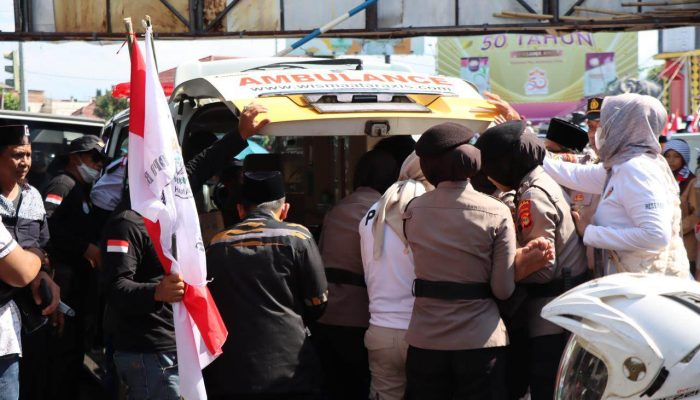 Polisi Sigap Bantu Evakuasi Peserta Aksi Bela Palestina di Bandar Lampung Yang Jatuh Pingsan