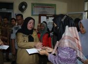 Pemkot Bersihkan Sisa Lumpur dan Salurkan Uang Tunai Bagi Warga Terdampak Banjir di Panjang