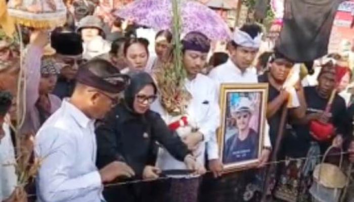 Hadiri Prosesi Upacara Ngaben, DPRD Lamsel Beri Penghormatan Terkahir Untuk Almarhum Made Sukintre