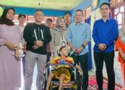 Wakili Bupati dan Anggota DPRD Lamsel Bantu Kursi Roda untuk Dua Balita Berkebutuhan Khusus