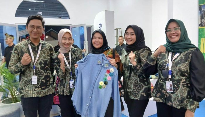 Wali Kota Eva Dwiana Tersanjung Lihat Produk Booth Bank Lampung di Bandar Lampung Expo 2025