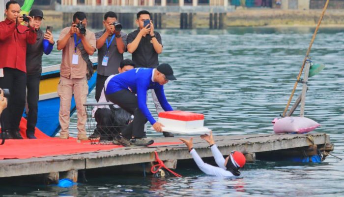 Upacara Unik, Gubernur Rahmat Mirzani Jadi Inspektur Upacara Peringatan HUT Ke-80 RI di Atas Laut