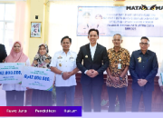 Radityo Egi Pratama Serahkan Kartu BPJS Ketenagakerjaan dan Santunan Kepada Ahli Waris Non ASN