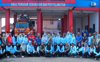 Puluhan Siswa SDB Outing Class di Dinas Damkarmat Bandar Lampung