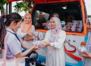 TP PKK dan DWP Lampung Bagikan Ratusan Takjil untuk Masyarakat