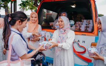 TP PKK dan DWP Lampung Bagikan Ratusan Takjil untuk Masyarakat