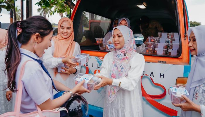 TP PKK dan DWP Lampung Bagikan Ratusan Takjil untuk Masyarakat