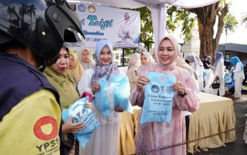 Antusiasme Warga Warnai Kegiatan Berbagi Takjil PKK dan DWP Provinsi Lampung