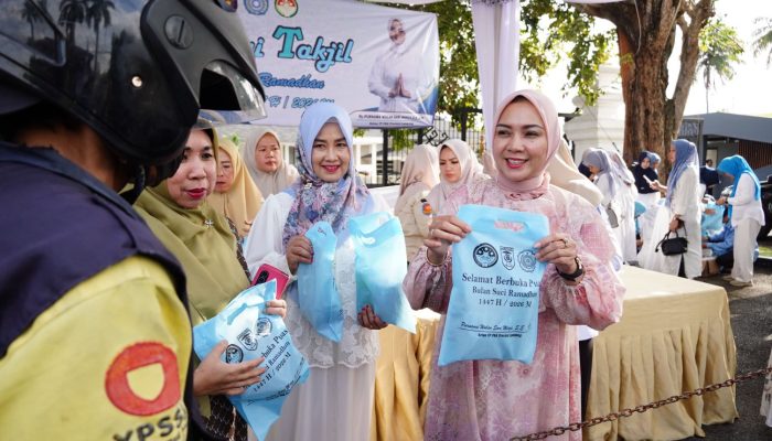 Antusiasme Warga Warnai Kegiatan Berbagi Takjil PKK dan DWP Provinsi Lampung