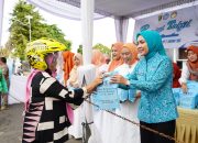 TP PKK dan DWP Provinsi Lampung Kembali Bagikan Takjil di Depan Mahan Agung