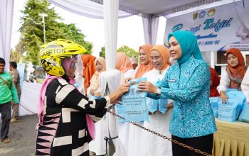 TP PKK dan DWP Provinsi Lampung Kembali Bagikan Takjil di Depan Mahan Agung