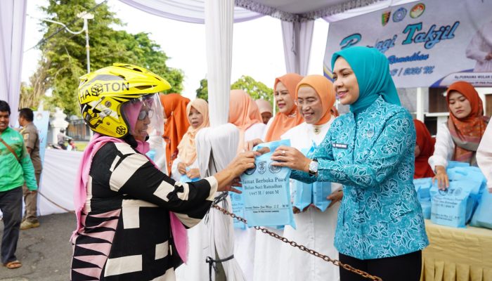 TP PKK dan DWP Provinsi Lampung Kembali Bagikan Takjil di Depan Mahan Agung