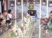 Wali Kota Eva Dwiana Terima Kunjungan Wali Kota Cirebon di Ruang Rapat