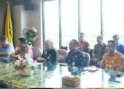 Wali Kota Eva Dwiana Serahkan Bantuan Pengobatan, Korban Bencana, dan Santunan Kematian