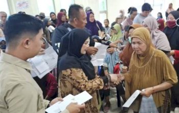 Wali Kota Eva Dwiana Salurkan Bantuan Rp1 Juta dan Beras untuk Warga Terdampak Banjir