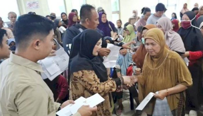 Wali Kota Eva Dwiana Salurkan Bantuan Rp1 Juta dan Beras untuk Warga Terdampak Banjir