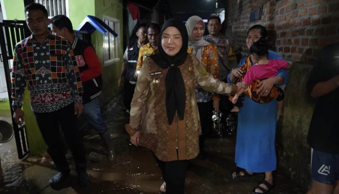 Wali Kota Eva Dwiana Salurkan Bantuan Korban Terdampak Banjir