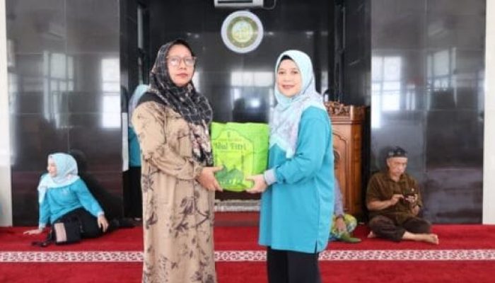 DWP Unila Salurkan Ratusan Paket Sembako untuk Warga Sekitar Kampus di Bulan Ramadan