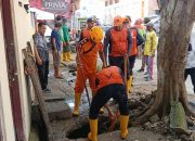 Libur Tetap Kerja, Satgas Bersihkan Drainase di Bandar Lampung