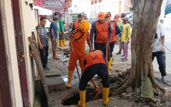 Libur Tetap Kerja, Satgas Bersihkan Drainase di Bandar Lampung