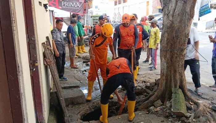 Libur Tetap Kerja, Satgas Bersihkan Drainase di Bandar Lampung