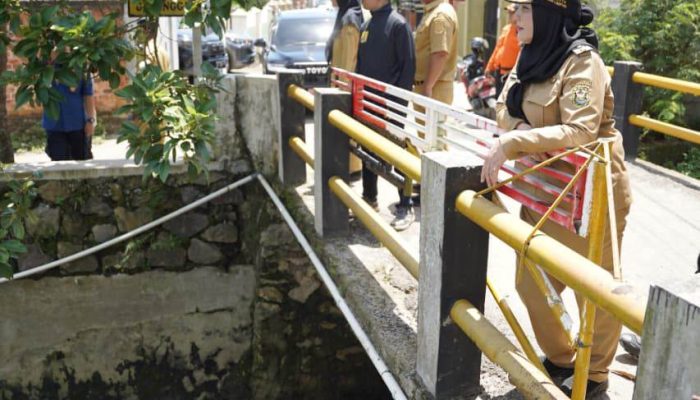 Pastikan Saluran Lancar, Wali Kota Eva Sidak Drainase di Tanjung Senang