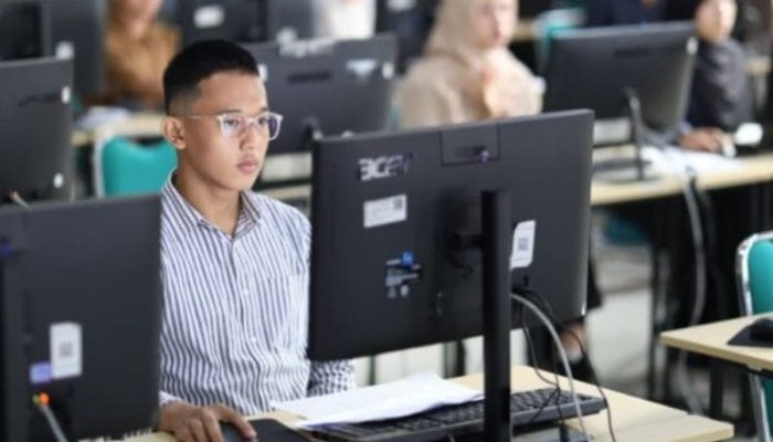 Buruh Tani Dampingi Anak Ikuti UTBK-SNBT di Unila, Berangkat Sejak Subuh