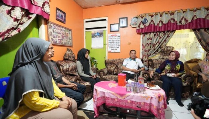 Rektor Unila Tinjau Langsung Calon Penerima KIP Kuliah