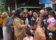 Wali Kota Eva Dwiana Salurkan Bantuan Beras Eva Dwiana Salurkan Bantuan Beras untuk Ribuan Warga Ribuan Warga