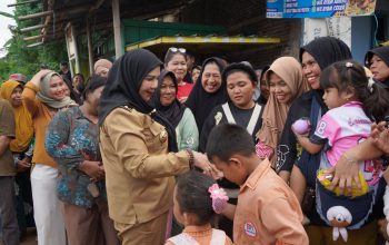 Wali Kota Eva Dwiana Salurkan Bantuan Beras Eva Dwiana Salurkan Bantuan Beras untuk Ribuan Warga Ribuan Warga