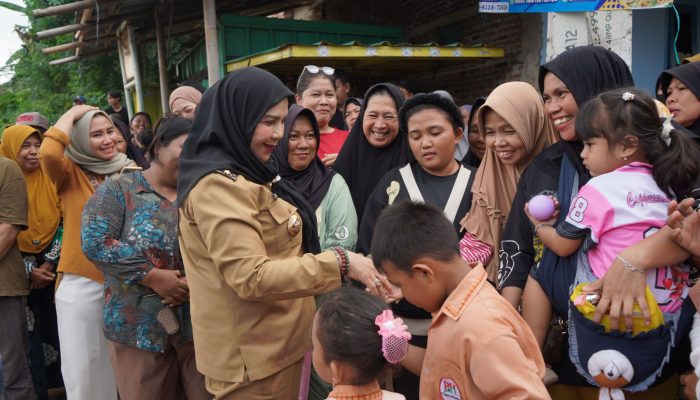 Wali Kota Eva Dwiana Salurkan Bantuan Beras Eva Dwiana Salurkan Bantuan Beras untuk Ribuan Warga Ribuan Warga