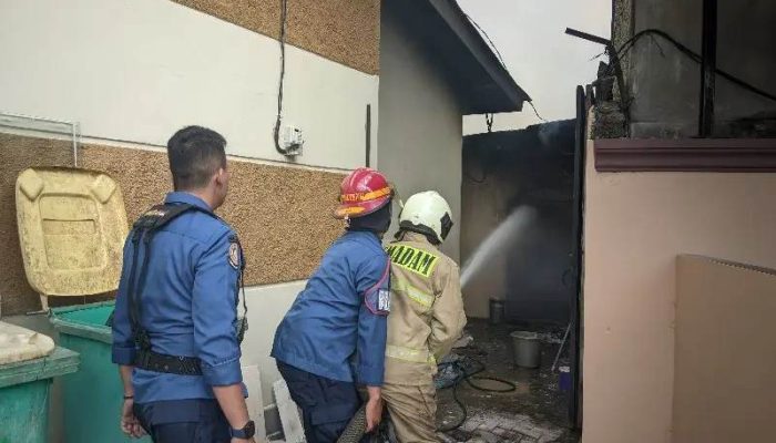 Ruang Genset Hotel Arnes Terbakar, Respons Cepat Damkarmat Cegah Api Meluas