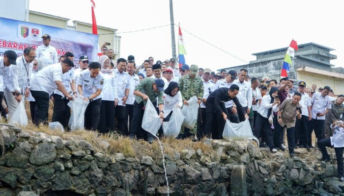 Gubernur Mirza Tebar 33 Ribu Bibit Ikan di Mesuji, Dorong Ekonomi Warga Lewat Pelestarian Sungai