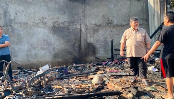 Seluruh Perlengkapan Sekolah Hangus, Tangis Kadisdikbud Pecah di Rumah Siswa SMPN 22 Ludes Terbakar