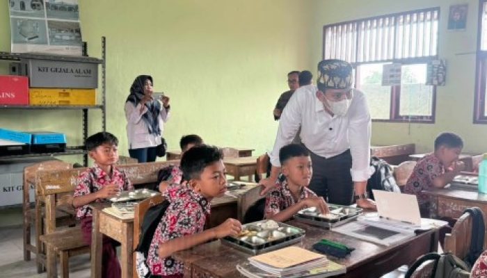 Bupati Egi dan Kajati Lampung Cek Langsung Program Makan Bergizi Gratis di Sekolah-sekolah Natar