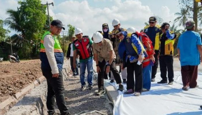 Belasan Tahun Rusak dan Langganan Banjir, Jalan Gunung Sugih–Kota Gajah Mulai Dibenahi