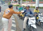 Taring Lampung Bagikan Ratusan Nasi Kotak di Bundaran Lungsir