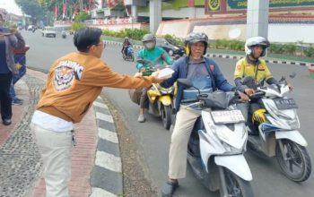Taring Lampung Bagikan Ratusan Nasi Kotak di Bundaran Lungsir