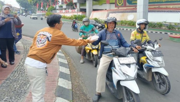 Taring Lampung Bagikan Ratusan Nasi Kotak di Bundaran Lungsir