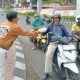 Taring Lampung Bagikan Ratusan Nasi Kotak di Bundaran Lungsir