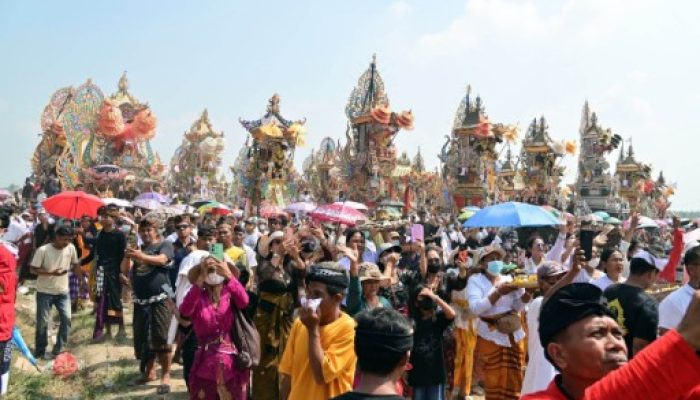 Pesona Ngaben Massal Balinuraga Memikat, Wisatawan Italia: Saya Sangat Mencintai Budaya Indonesia